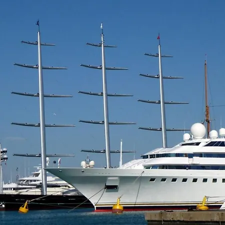 Crew Lighthouse * 앙티브