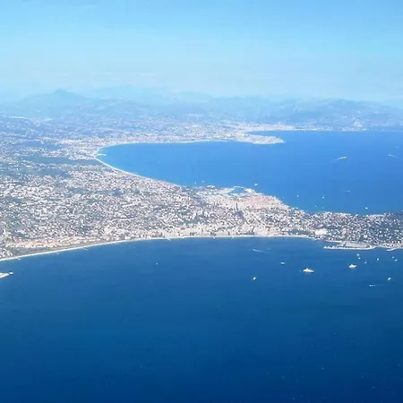 Crew Lighthouse Hostel *