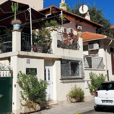 Albergue Crew Lighthouse Antibes