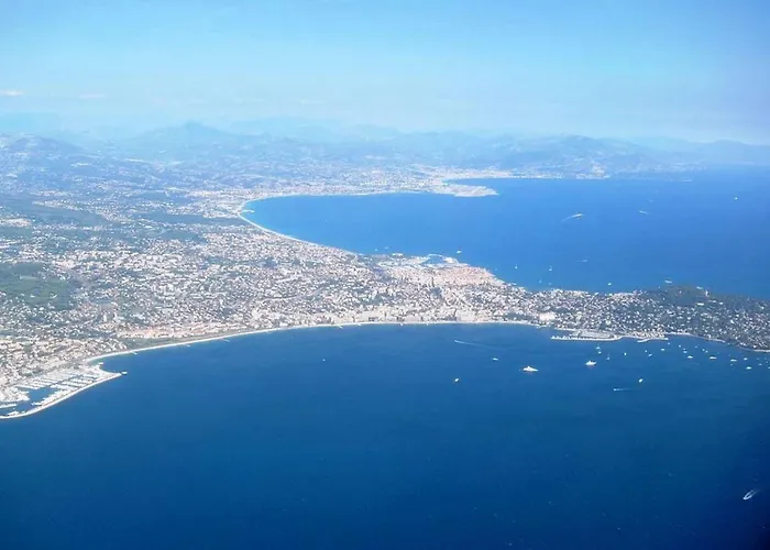 Crew Lighthouse Hostel *