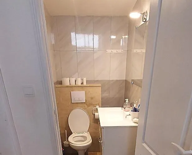 Crew Lighthouse Hostal Antibes