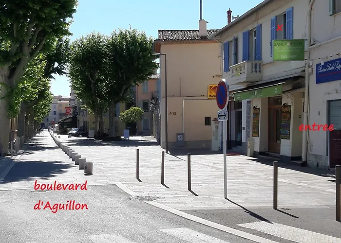 Crew Lighthouse Hostal *